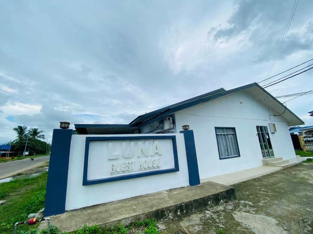 Luna Guesthouse 露娜旅馆 Semporna Esterno foto